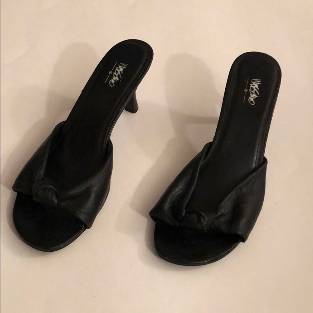 Black sandal pumps